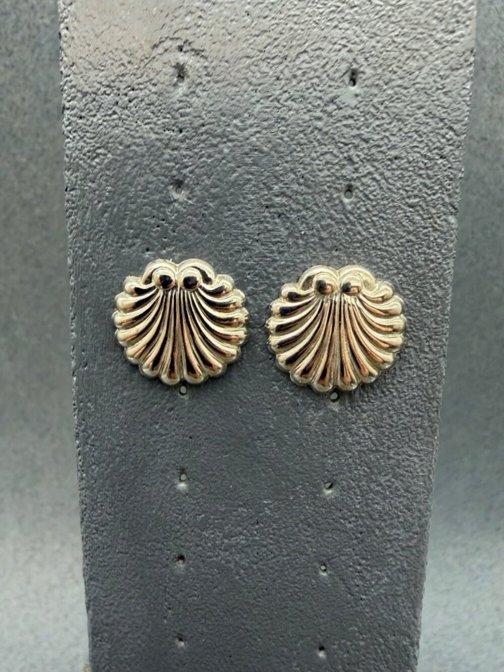 Vintage Shell Pierced Earrings 0.5 In Silver Elegant Timeless Classic Stylish